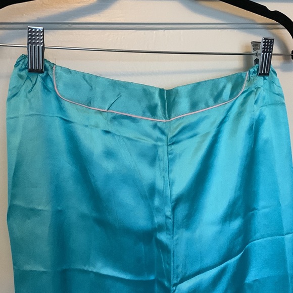 BEAUTIFUL Vintage silky Chinese embroidered pajamas with pink detailing - Picture 12 of 17